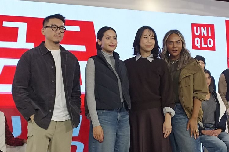 Entrepreneur dan penulis, Fellexandro Ruby (kiri), aktris Maudy Ayunda (kedua dari kiri), Senior Marketing Manager UNIQLO Indonesia Evy Christina Setiawan (kedua dari kanan), dan fashion stylist Bimo Permadi (kanan) saat menghadiri Collection Preview UNIQLO Fall/Winter 2025 ?Revisiting Classic?: Padukan Gaya Klasik dan Inovasi Modern LifeWear di Plaza Indonesia, Jakarta Pusat, pada Kamis (14/8/2025).