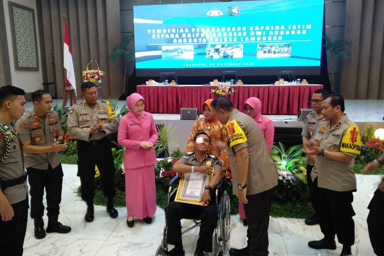 Bripka Andreas mendapatkan penghargaan dari Kapolda Jatim, Jumat (30/11/2018)