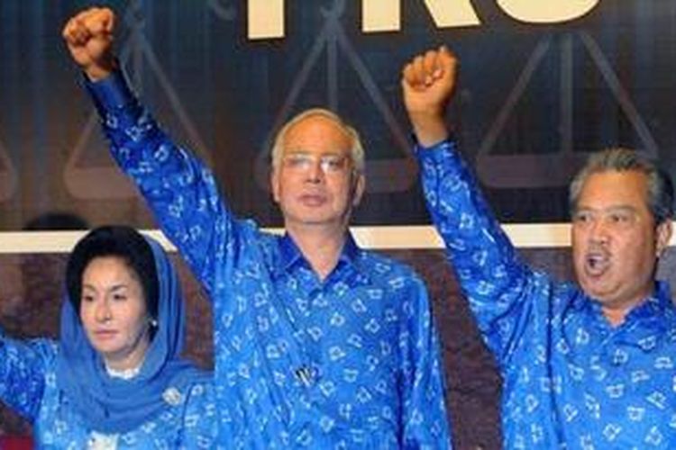 Perdana Menteri Malaysia Najib Razak, bersama istrinya Rosmah Mansor (kiri), dan deputi Perdana Menteri Muhyiddin Yassin merayakan kemenangan Barisan Nasional dalam pemilihan umum 2013. Barisan Nasional memperoleh 133 kursi dari total 222 kursi parlemen.