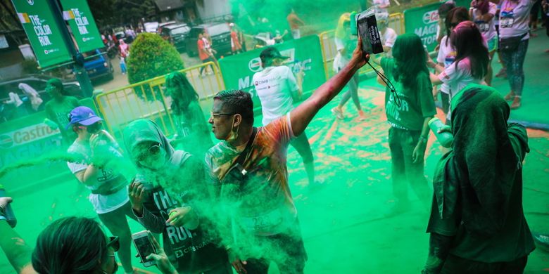 Peserta mengikuti The Color Run 5 K di kawasan Gelora Bung Karno, Jakarta, Minggu (1/10/2017). The Color Run bertujuan mengajak semua pelari untuk menerapkan gaya hidup sehat, membawa kebahagiaan, kesehatan dan penuh warna ke dalam kehidupan sehari-hari.