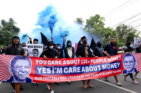 BERITA FOTO- Untuk Pertama Kali, Aremania Kepung Kantor Arema FC