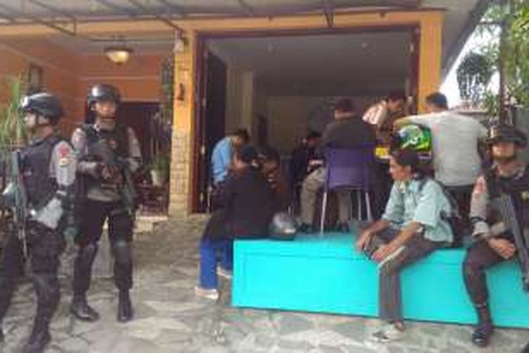Rumah tersangka korupsi pengadaan lahan dan kantor Bank Maluku dijaga ketat aparat Brimob bersenjata lengkap saat penggeledahan di lakukan oleh tim pemberantasan korupsi Kejati Maluku,Selasa(30/8/2016). saat ini rumah tersebut telah disita
