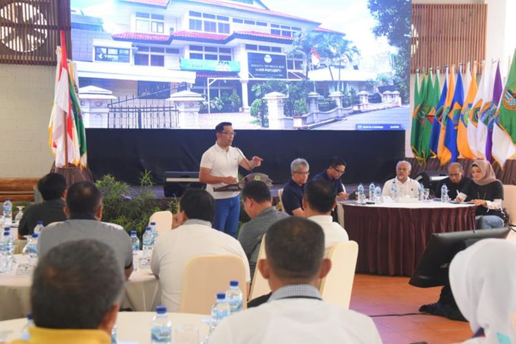 Gubernur Jawa Barat Ridwan Kamil saat memberikan pemaparan dalam kegiatan Koordinasi Penyelenggaraan Pemerintah Daerah (Kopdar) edisi ke-3 di Hotel Pantai Indah Timur, Kabupaten Pangandaran, Kamis (26/9/2019).