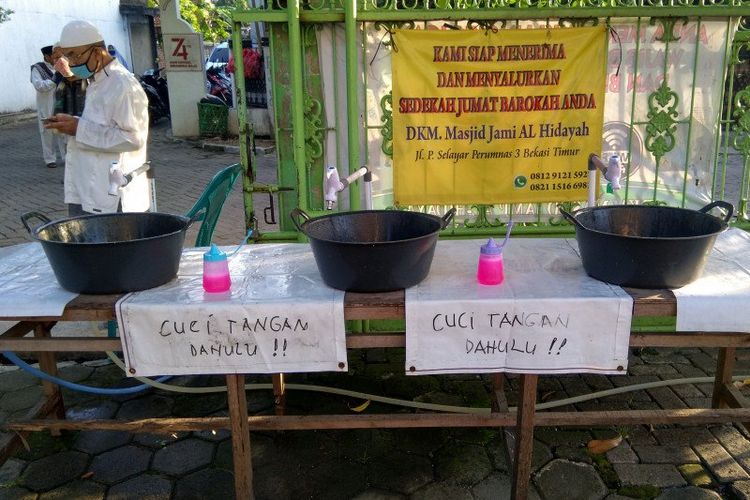 Pengurus masjid menyediakan tempat cuci tangan untuk mewaspadai penularan pandemi COVID-19 di halaman Masjid Jami Al Hidayah, Bekasi Timur, Jawa Barat, Ahad (24/5/2020). Tempat cuci tangan pakai sabun ini disediakan untuk warga yang hendak melaksanakan Shalat Idul Fitri. 