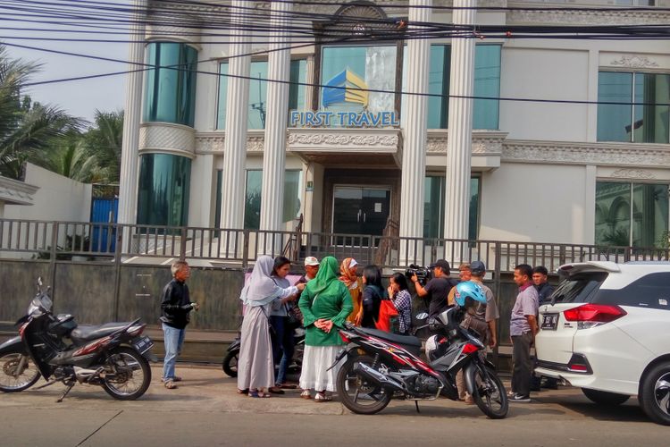 Sejumlah calon jemaah umrah berkumpul di depan Kantor First Travel yang berlokasi di Jalan Radar AURI, Cimanggis, Depok, Senin (14/8/2017). Mereka datang untuk menuntut pengembalian uang umrah yang sudah disetor.