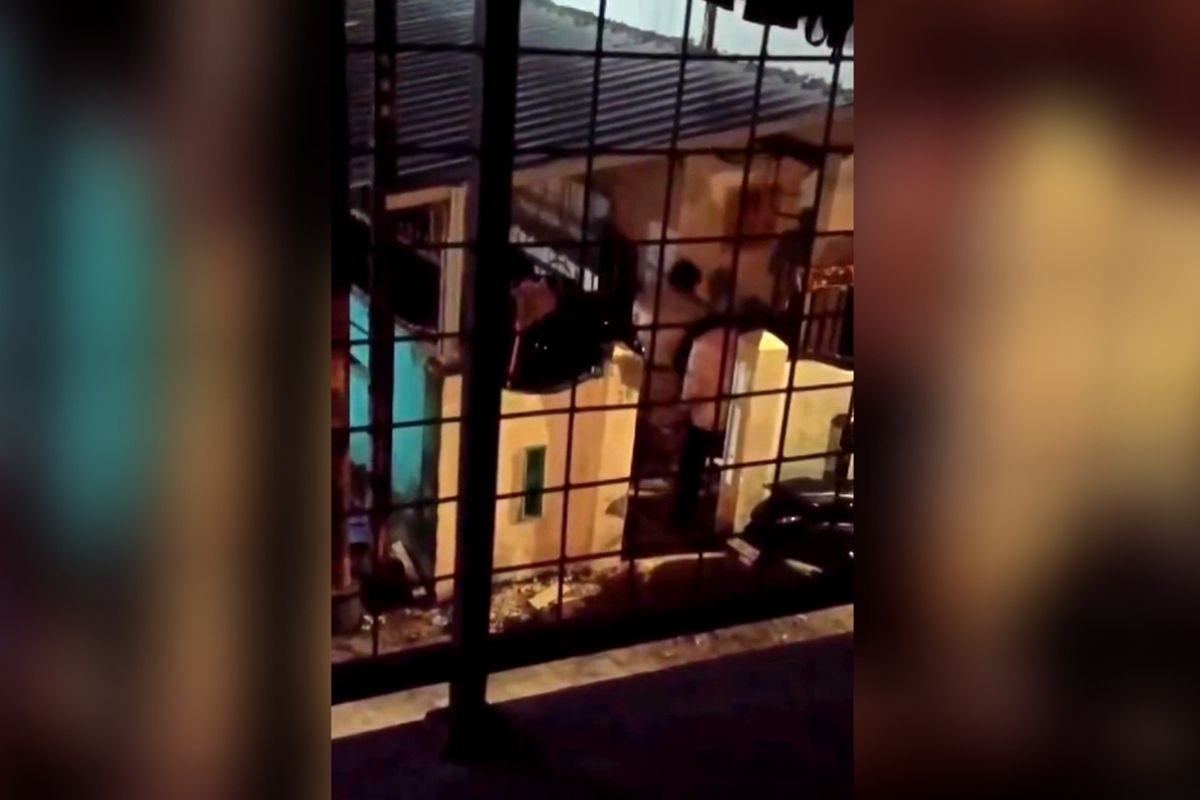 DIKEROYOK: Potongan video yang memperlihatkan dua pria melakukan aksi pengeroyokan terhadap seorang mahasiswa di indekosnya di Kecamatan Tamalanrea, Kota Makassar, Sulsel, Minggu (17/3/2024).