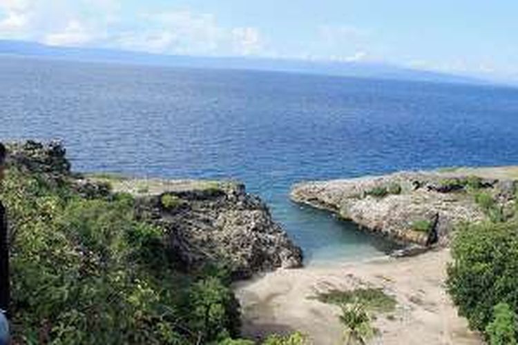 Pantai Kiasar yang menjadi ikon pariwisata di Pulau Kisar, Kabupaten Maluku Barat Daya, Maluku, seperti tampak pada Jumat (1/4/2016). Minimnya akses transportasi ke Pulau Kisar menyebabkan pesona Pantai Kiasar belum banyak dikenal wisatawan.