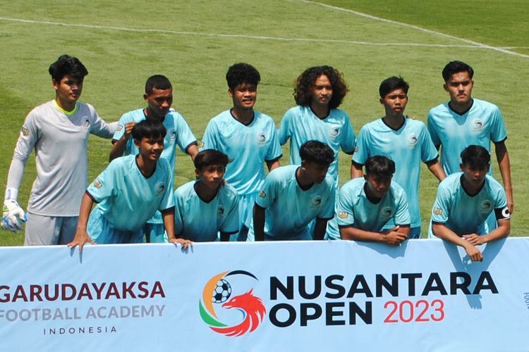 Tim Garudayaksa Football Academy saat berlaga pada fase grup turnamen usia muda Nusantara Open 2023 yang digelar di Komplek Garudayaksa Football Academy, Cisaat, Kabupaten Bekasi, pada Sabtu (16/12/2023).
