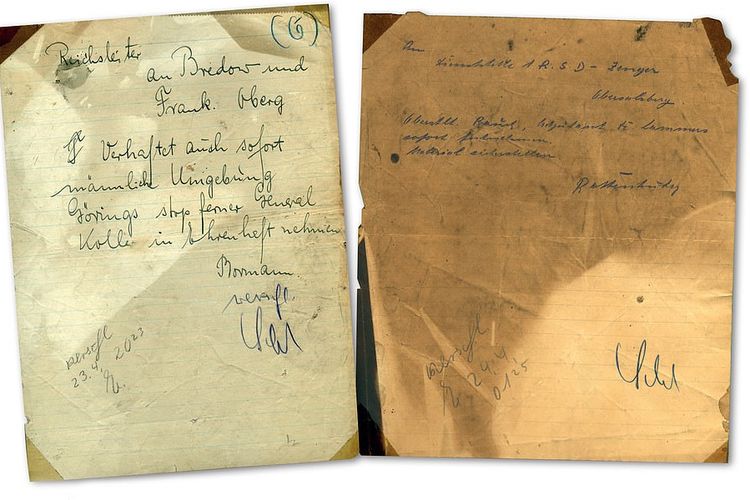 Surat-surat, telegram, dan barang-barang pribadi yang menarik termasuk perintah militer terakhir diktator Nazi Adolf Hitler yang sia-sia dan pengumuman keputusannya untuk bunuh diri.