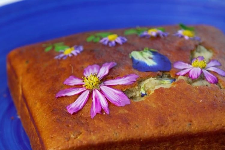 Ilustrasi kue dengan dekorasi bunga yang dapat dimakan (edible flower).