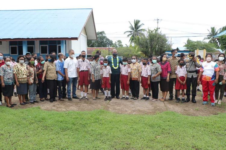 Kapolda Papua Irjen Mathius D Fakiri berfoto bersama dengan guru dan siswa di SD YPK Ermasu, Kabupaten Merauke, Papua, Kamis (24/3/2022)