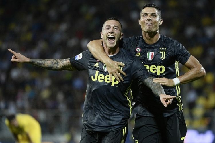 Federico Bernardeschi dan Cristiano Ronaldo merayakan gol pada laga Frosinone vs Juventus dalam pertandingan pekan ke-5 Serie A Liga Italia, 23 September 2018.