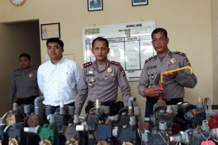 Kapolres Belitung Timur AKBP Nono Wardoyo saat menggelar press release pengungkapan kasus pencurian spesialis mesin pompa air di Mapolsek Manggar, Rabu (19/4/2017). Sebanyak 16 mesin pompa air mayoritas merek Shimizu diamankan dari keempat tersangka pelaku. 