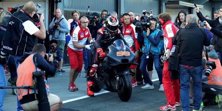 Pebalap Ducati Team asal Spanyol, Jorge Lorenzo, meninggalkan paddock untuk menguji motor Desmosedici GP16 pada tes pasca-musim di Sirkuit Ricardo Tormo, Selasa (16/11/2016).