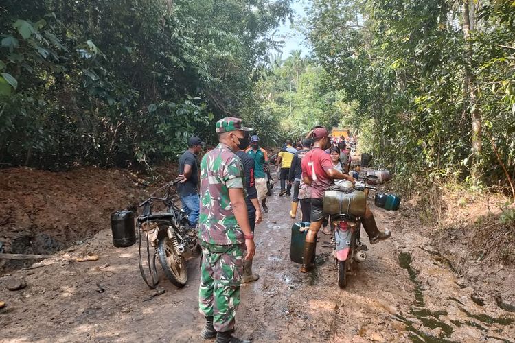 Petugas TNI dan Polri mengevakuasi warga yang berada di sekitar di Jalan Nusantara Kampung Baru, Kecamatan Keluang, Kabupaten Muba setelah terjadinya semburan dari sumur minyak ilegal.