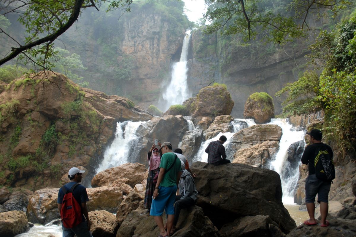 Sejumlah wisatawan menikmati salah obyek wisata Geopark Ciletuh Palabuhanratu di Curug Cimarinjung, Desa/Kecamatan Ciemas, Sukabumi, Jawa Barat, Sabtu (22/4/2017).