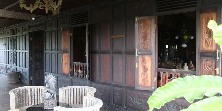 Teras yang lebar dengan jendela yang penuh ukiran, hal tersebut yang selalu ada di rumah adat Bugis, di Soppeng.