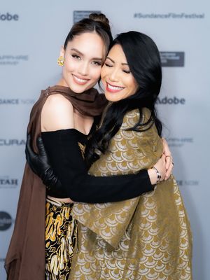 5 Detail Gaya Cinta Laura di Sundance Festival 2026, Kenakan Busana Batik