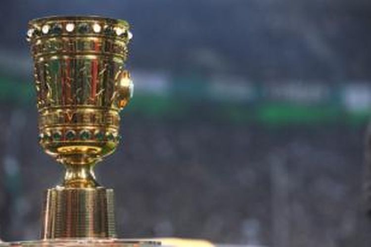 Trofi DFB Pokal.