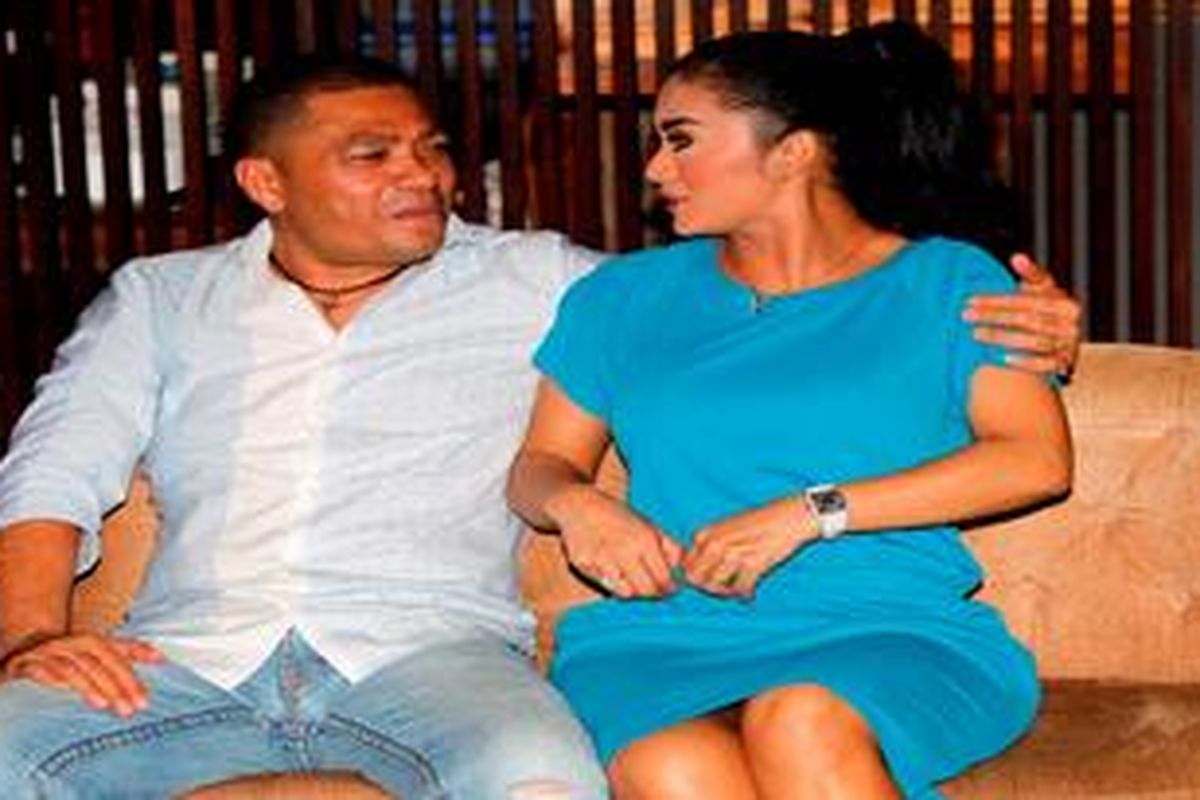 Pasangan kekasih Raul Lemos dan Krisdayanti menggelar jumpa pers di Jakarta, Rabu (21/7/2010). Jumpa pers ini bertujuan mengklarifikasi rumor mengenai hubungan mereka.