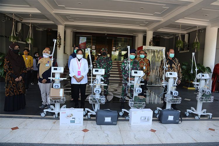 Pemberian bantuan alat kesehatan oleh Wali Kota Surabaya Tri Rismaharini bersama jajaran Pemerintah Kota (Pemkot) Surabaya 