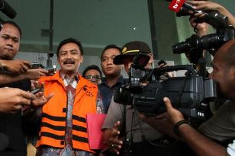 Mantan Menteri Pemuda dan Olah Raga Andi Mallarangeng (berbaju tahanan) secara resmi ditahan Komisi Pemberantasan Korupsi di Jakarta, Kamis (17/10/2013) terkait kasus Hambalang.