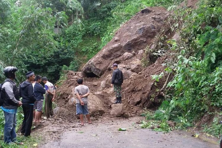 Longsor di Kp Cigedogan, Desa Mekarjaya, Kecamatan Bungbulang yang terkena longsor.