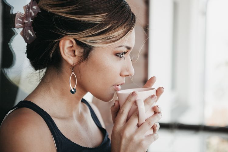 Kafein menyebabkan candu, kenali gejala kecanduan kopi yang bisa mengganggu aktivitas harian.