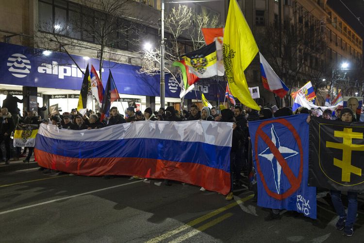 Demonstran memegang bendera besar Rusia dalam aksi demonstrasi untuk mendukung Rusia di Belgrade, Serbia, Jumat (4/3/2022). Pemerintah Serbia juga menolak seruan dari Uni Eropa untuk ikut menjatuhkan sanksi kepada Rusia, dengan alasan kepentingan nasional. 
