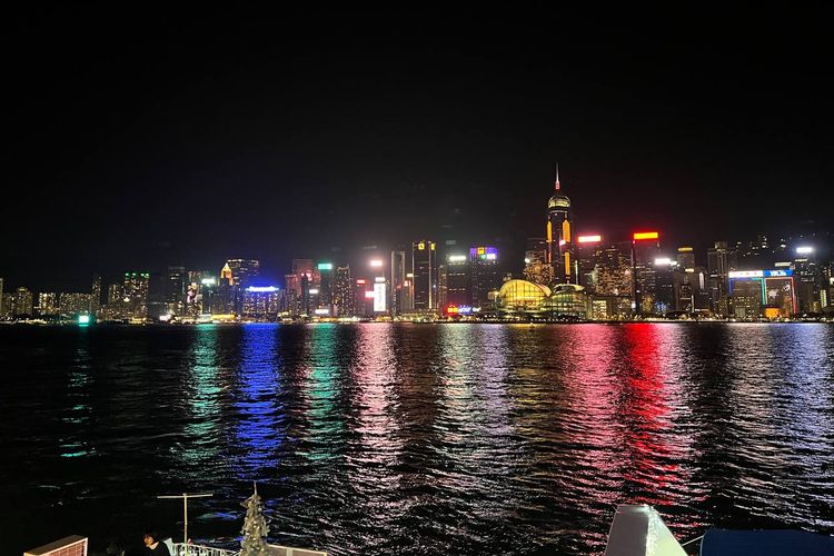 Panorama Gemerlap Hong Kong di Kawasan Victoria Harbour, Minggu (12/1/2025).