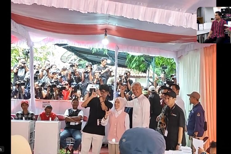 Capres nomor urut 3 Ganjar Pranowo menggunakan hak pilihnya dalam Pemilu 2024, bersama dengan istrinya Siti Atikoh dan putranya Alam Ganjar di TPS 11, Kelurahan Lempongsari, Kecamatan Gajahmungkur, Kota Semarang, Rabu (14/2/2024) pagi.