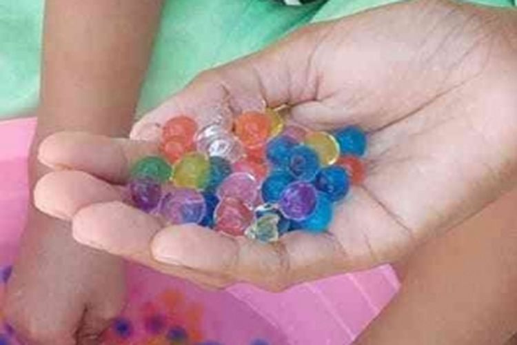 Waterbeads adalah salah satu media yang saya gunakan untuk menguatkan otot jari dan tangan anak, sekaligus mengenalkan warna.