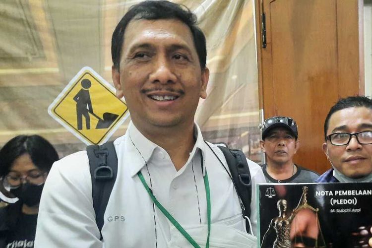 Penasihat hukum Subchi menunjukkan berkas pembelaan atas tuntutan jaksa.