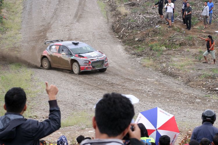 Aksi mobil Tim Jagonya Ayam di Special Stage 5 Danau Toba Rally 2021di Aek Nauli, Kabupaten Simalungun, Sumatera Utara, pada Minggu (12/12/2021).
