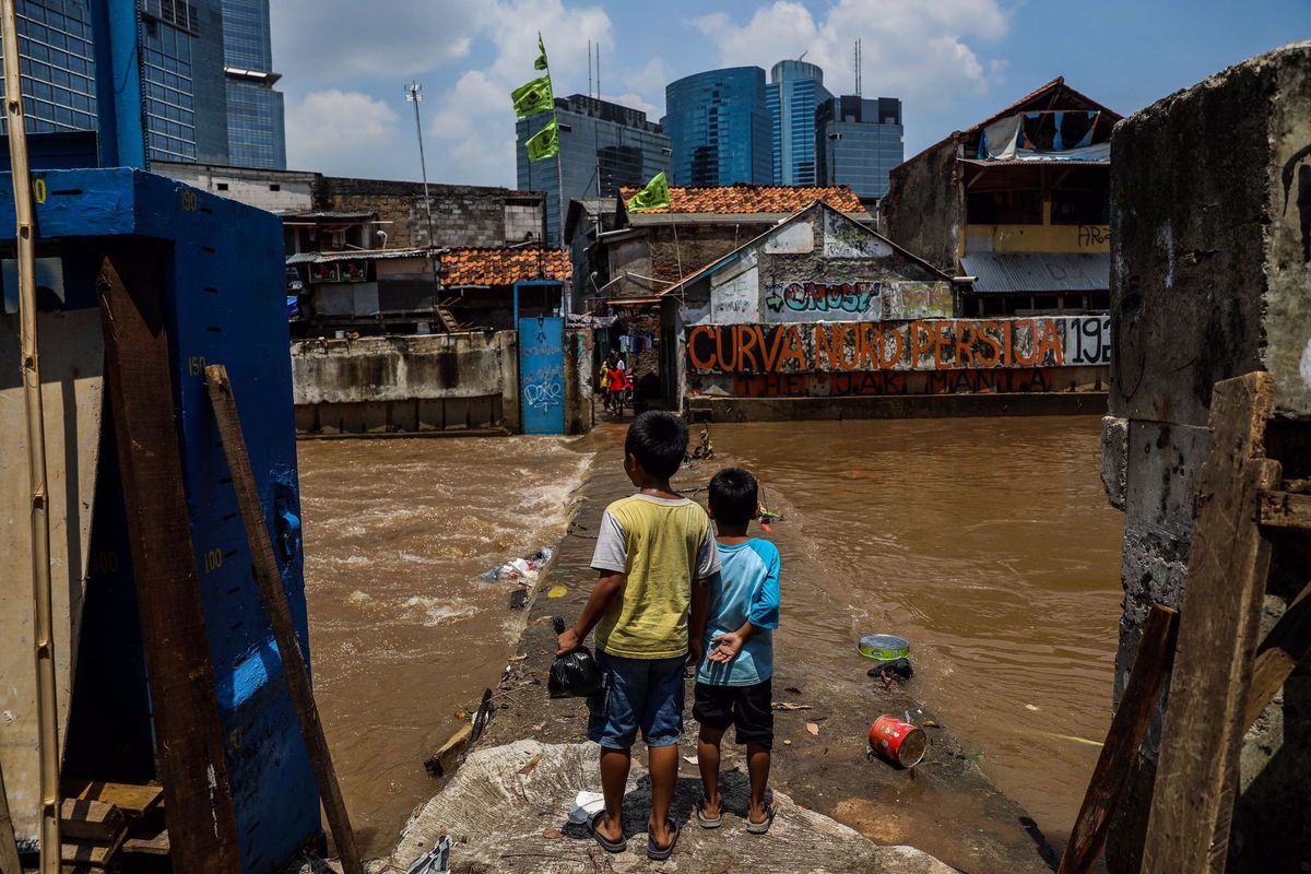 Suasana jembatan Kebalen VII di Kali Krukut masih tertutup air di Kebayoran Baru, Jakarta Selatan, Senin (5/10/2020). Akibat hujan deras pada Minggu (4/10/2020) malam, membuat jembatan di kebalen 7 kali krukut tidak bisa dilewati warga atau pemotor yang akan melintas.