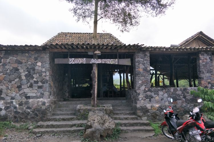 Kedai Kopi Merapi yang terletak di Kepuharjo, Cangkringan, Petung, Kepuharjo, Cangkringan, Kabupaten Sleman, Daerah Istimewa Yogyakarta.