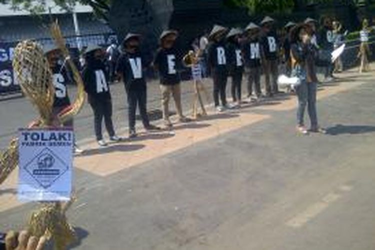 Sejumlah aktivis dari berbagai komunitas menolak pendirian pabrik semen di Kabupaten Rembang Jawa Tengah dengan melakukan aksi unjuk rasa di depan Kantor Gubernur Jawa Tengah Jalan Pahlawan Semarang, Rabu (5/11/2014)