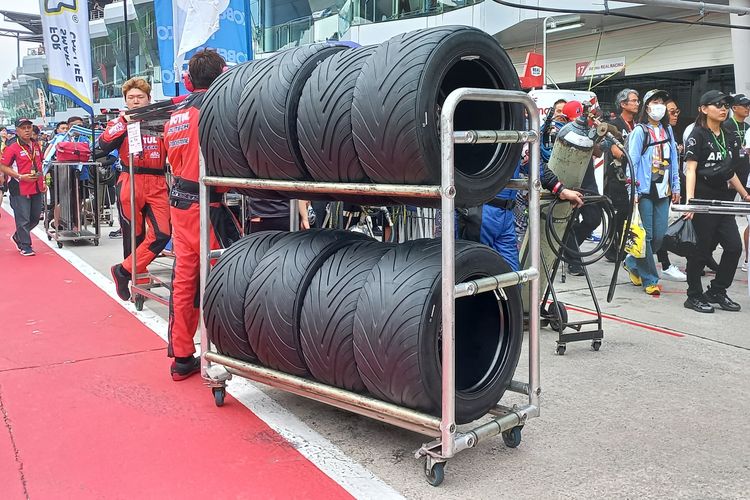 Ban balap Bridgestone Potenza Racing