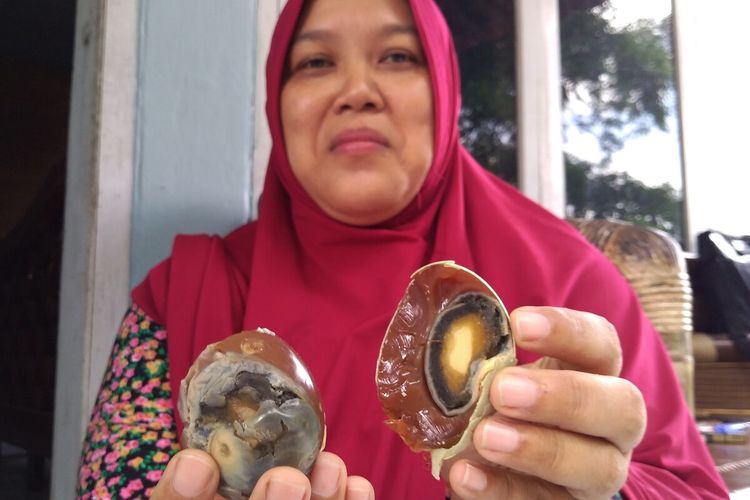 Pembuat telur asin Komaroh menunjukkan telur asin yang masih tersisa di rumahnya Desa Karangklesem, Kecamatan Pekuncen, Kabupaten Banyumas, Jawa Tengah, Jumat (7/2/2020).