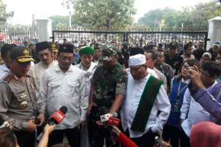 Perwakilan demonstran usai bernegoisasi di samping Istana Merdeka, Jakarta, Jumat (4/11/2016) sore.