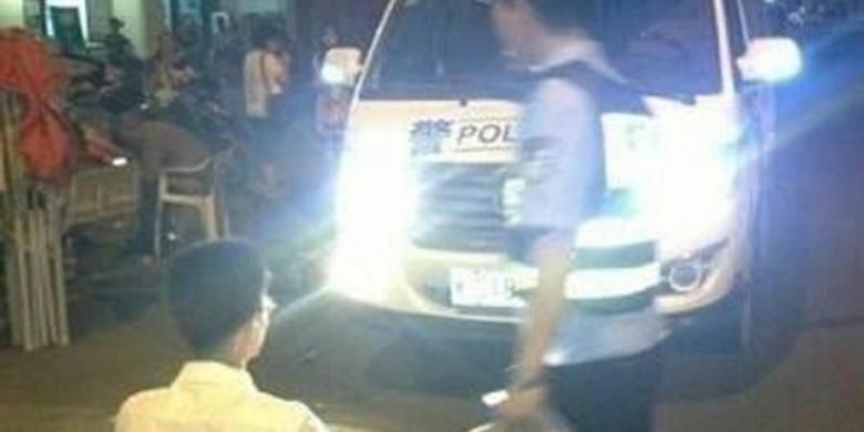 Seorang pelanggar aturan soal lampu utama mobil dihukum untuk menatap lampu depan mobil polisi yang dinyalakan selama satu menit.