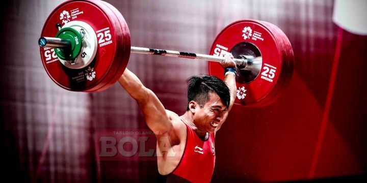 Lifter Indonesia, Deni, saat tampil pada final Grup B nomor 69 kilogram putra Asian Games 2018 di Hall A JIExpo Kemayoran, Jakarta, Rabu (22/8/2018)
