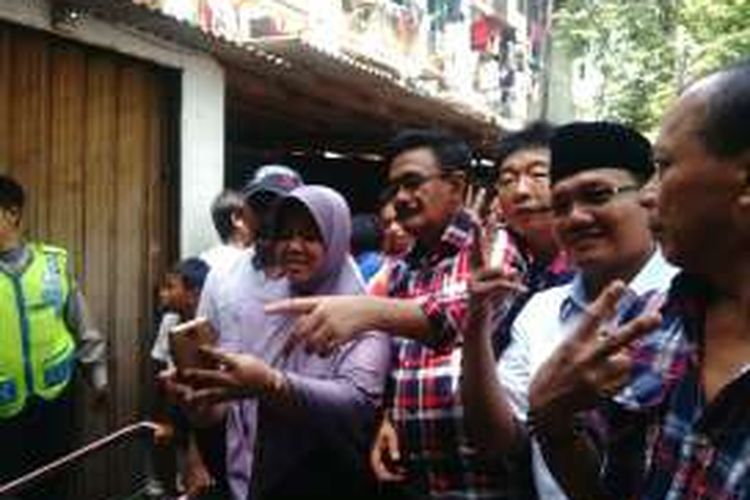 Calon wakil gubernur DKI Jakarta Djarot Saiful Hidayat mengunjungi Rusun Penjaringan, di Penjaringan, Jakarta Utara. Selain meninjau rusun, Djarot juga keliling di pasar dan pemukiman sekitar. Sabtu (19/11/2016)