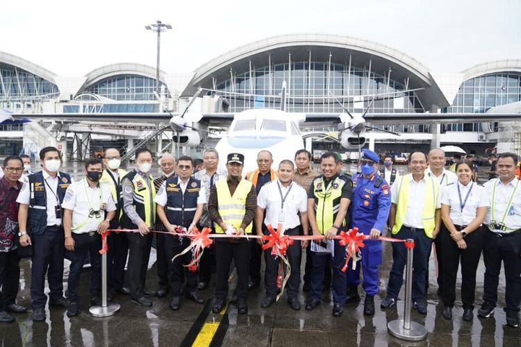 Gubernur Sulawesi Selatan (Sulsel) Andi Sudirman Sulaiman melakukan pengguntingan pita sebagai penanda diresmikannya penerbangan perdana rute Makassar menuju Bone dan sebagai penanda kembali beroperasinya Bandara Arung Palakka Bone. Peresmian diselenggarakan di Bandara Internasional Sultan Hasanuddin, Maros, Kamis (1/12/2022). 