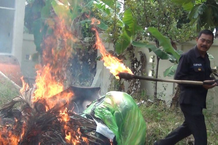 Polisi memusnahkan puluhan balon udara hasil penyitaan dari berbagai kecamatan, di wilayah hukum kabupaten Trenggalek Jawa Timur dengan cara dibakar (13/06/2019).