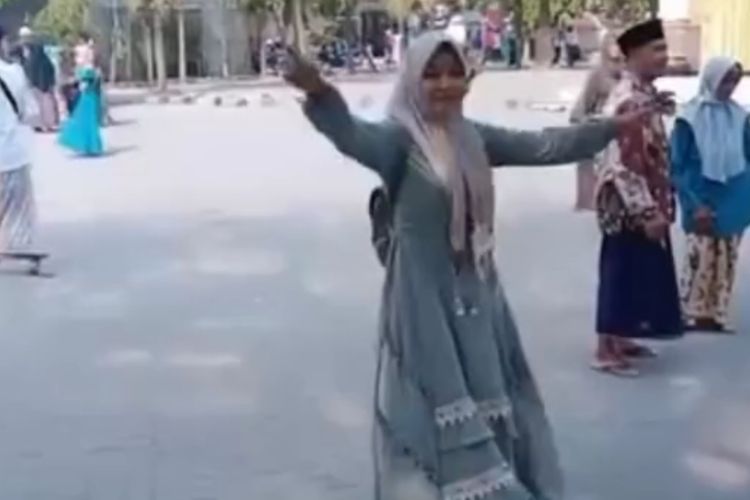 Seorang perempuan saat berziarah ke makam Syaikhona Kholil Bangkalan, Jawa Timur, membuat konten video joget tiktok hingga viral. Perempuan yang mengaku bernama Adinda Uzzy ini kemudian membuat video permohonan maaf.