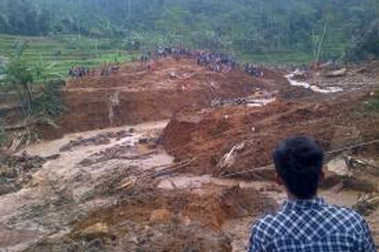Ribuan warga masih memadati lokasi longsor di Dusun Jemblung, Sampang, Banjarnegara, Senin (14/12/2014) sore. Mereka ingin melihat proses evakuasi secara langsung. 