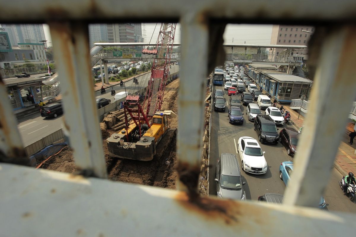 Kendaraan melintas di samping proyek pembangunan Light Rail Transit (LRT) Jakarta-Bogor-Depok-Bekasi di kawasan MT Haryono, Jakarta, Senin (7/8/2017). Pemerintah menargetkan pembangunan LRT tahap pertama rampung pada Desember 2019 dan setelah itu akan dilakukan uji coba selama tiga bulan hingga Maret 2020. ANTARA FOTO/Muhammad Adimaja/foc/17.