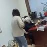 Video Viral Bos Dipukuli Karyawati dengan Tongkat Pel karena Chat Mesum, Akhirnya Dipecat