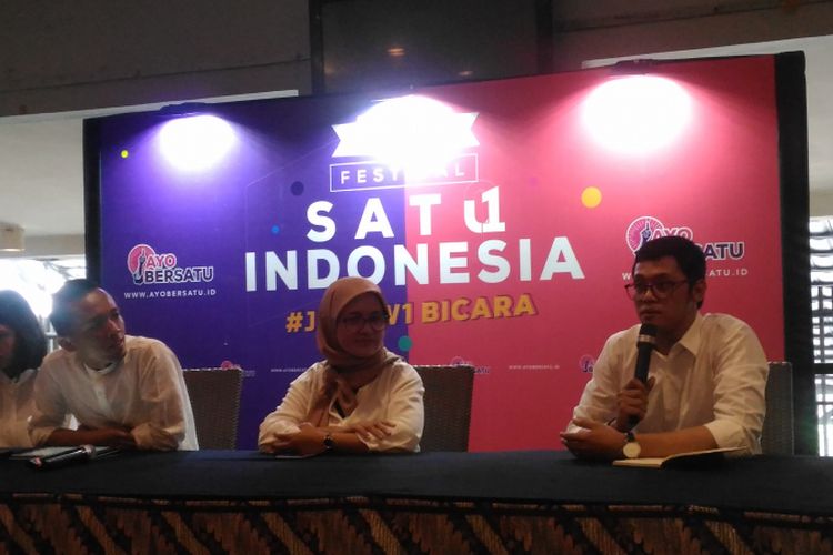 Pengagas komunitas Ayo Jokowi, Amalia Ayuningtyas (kedua dari kanan) dan Singgih Widyastono (kedua dari kiri), menggelar jumpa pers dalam rencana acara Jokowi Bicara di Cikini, Jakarta, Jumat (1/2/2019). 